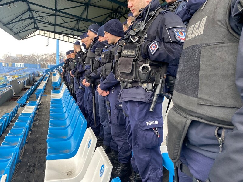 Policjanci z Piekar Śląskich ćwiczyli na stadionie w Chorzowie