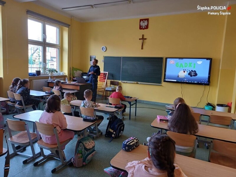 Policyjne "Gadki z psem" - piekarska profilaktyk z odwiedzinami w szkołach